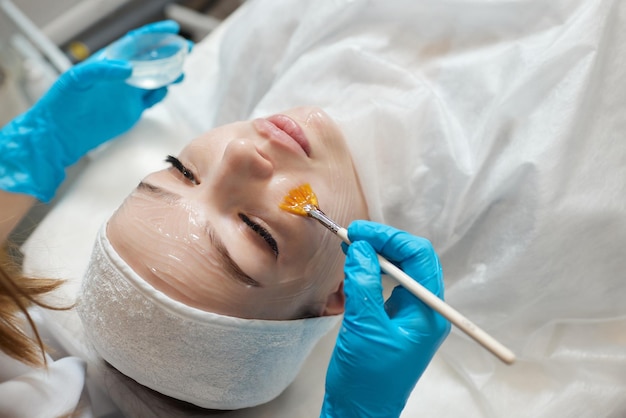 Peeling chemiczny dla jędrniejszej i promiennej skóry